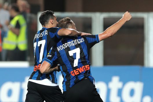 BERGAMO, ITALY - SEPTEMBER 01: Teun Koopmeiners of Atalanta BC celebrates with teammate Davide Zappacosta after scoring their side's second goal during the Serie A match between Atalanta BC and Torino FC at Gewiss Stadium on September 01, 2022 in Bergamo, Italy. (Photo by Emilio Andreoli/Getty Images)
