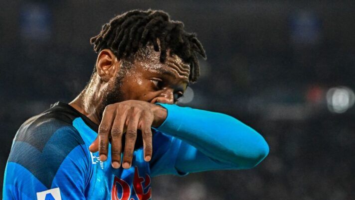 Napoli's Cameroonian midfielder Andre Zambo Anguissa reacts during the Italian Serie A football match between Napoli and Lazio on March 3, 2023 at the Diego-Maradona stadium in Naples. (Photo by Alberto PIZZOLI / AFP) (Photo by ALBERTO PIZZOLI/AFP via Getty Images) NEWS – Napoli, i tempi di recupero per Anguissa e Natan a un passo! Holm, De Ketelaere, Baldanzi… - immagine 1