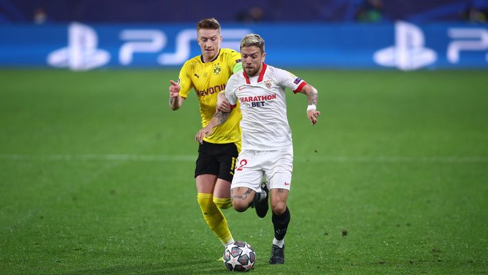 SEVILLE, SPAIN - FEBRUARY 17: Alejandro Dario Gomez of Sevilla is challenged by Marco Reus of Borussia Dortmund during the UEFA Champions League Round of 16 match between Sevilla FC and Borussia Dortmund at Estadio Ramon Sanchez Pizjuan on February 17, 2021 in Seville, Spain. Sporting stadiums around Spain remain under strict restrictions due to the Coronavirus Pandemic as Government social distancing laws prohibit fans inside venues resulting in games being played behind closed doors. (Photo by Fran Santiago/Getty Images) SEVILLE, SPAIN - FEBRUARY 17: Alejandro Dario Gomez of Sevilla is challenged by Marco Reus of Borussia Dortmund during the UEFA Champions League Round of 16 match between Sevilla FC and Borussia Dortmund at Estadio Ramon Sanchez Pizjuan on February 17, 2021 in Seville, Spain. Sporting stadiums around Spain remain under strict restrictions due to the Coronavirus Pandemic as Government social distancing laws prohibit fans inside venues resulting in games being played behind closed doors. (Photo by Fran Santiago/Getty Images)