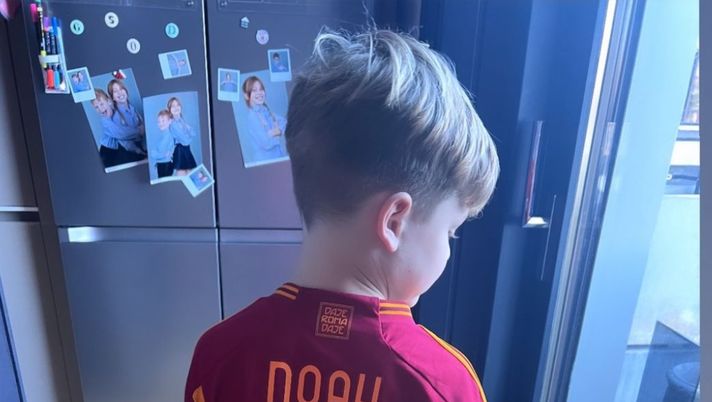 De Rossi, l’amore della famiglia prima dell’esordio: Noah posa con la maglia giallorossa - immagine 1