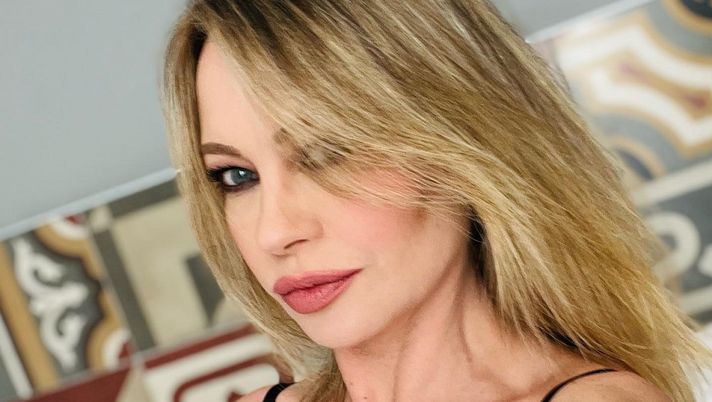 Anna Falchi e la foto “wild”: “Vi auguro un mercoledì da leoni”  Anna Falchi e la foto “wild”: “Vi auguro un mercoledì da leoni” - immagine 1
