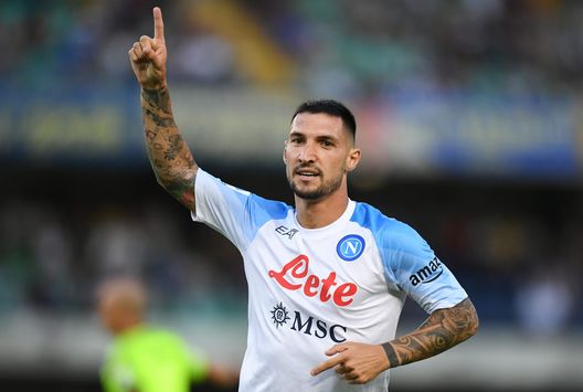 VERONA, ITALY - AUGUST 15: Matteo Politano of Napoli celebrates after scoring their team's sixth goal during the Serie A match between Hellas Verona and SSC Napoli at Stadio Marcantonio Bentegodi on August 15, 2022 in Verona, . (Photo by Alessandro Sabattini/Getty Images) Politano cancella gli errori di Zielinski: la prova di forza di Matteo a Glasgow- immagine 2