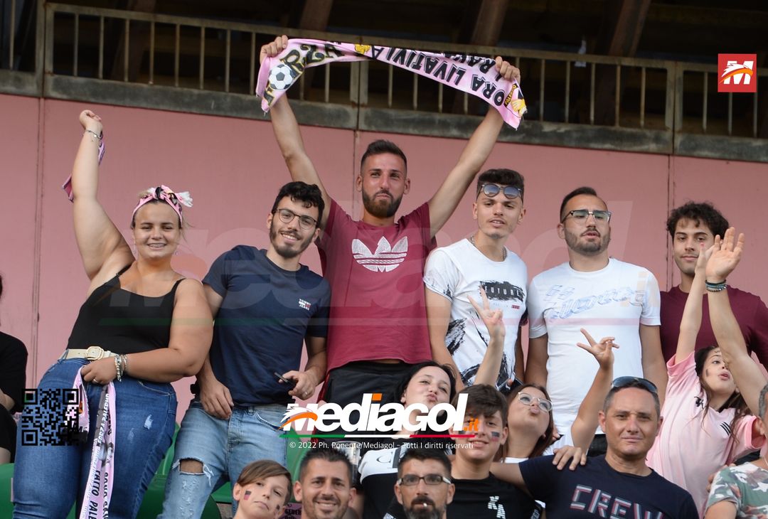 Fototifo, facce da Serie B. I tifosi allo stadio per Palermo-Padova 1-0 - immagine 79
