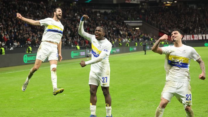 FRANKFURT AM MAIN, GERMANY - FEBRUARY 22: Christian Burgess, Noah Sadiki and Cameron Puertas of Union Saint-Gilloise celebrate victory at full-time following the UEFA Europa Conference League 2023/24 playoff second leg match between Eintracht Frankfurt and R. Union Saint-Gilloise at Deutsche Bank Park on February 22, 2024 in Frankfurt am Main, Germany. (Photo by Alexander Hassenstein/Getty Images) Conference League, ritratto di una possibile outsider: l’Union Saint-Gilloise - immagine 1