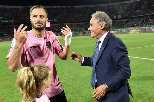  PALERMO, ITALY - MAY 15: Alberto Gilardino and Gianni Di Marzio of Palermo celebrate after winning the Serie A match between US Citta di Palermo and Hellas Verona FC at Stadio Renzo Barbera on May 15, 2016 in Palermo, Italy. (Photo by Tullio M. Puglia/Getty Images) 