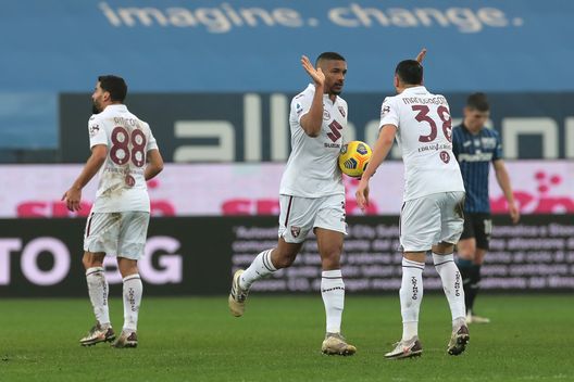  BERGAMO, ITALY - FEBRUARY 06: Gleison Bremer of Torino FC celebrates with team mate Rolando Mandragora after scores their side's second goal during the Serie A match between Atalanta BC and Torino FC at Gewiss Stadium on February 06, 2021 in Bergamo, Italy. Sporting stadiums around Italy remain under strict restrictions due to the Coronavirus Pandemic as Government social distancing laws prohibit fans inside venues resulting in games being played behind closed doors. (Photo by Emilio Andreoli/Getty Images) 
