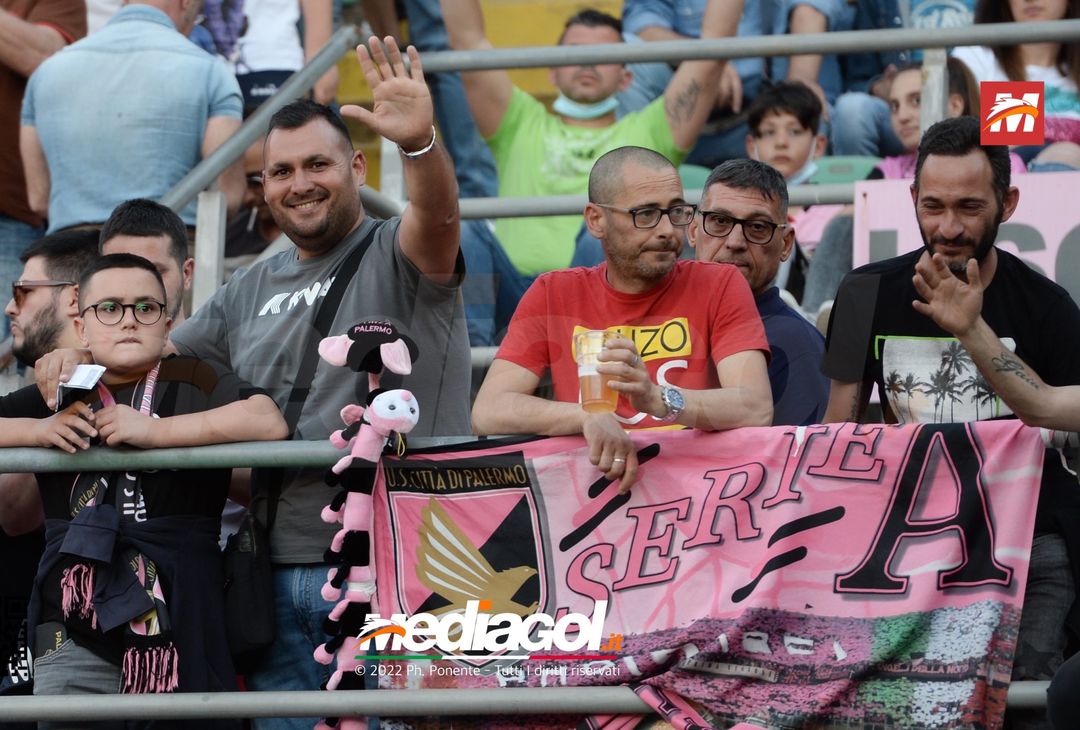 Fototifo, i tifosi allo stadio per Palermo-Feralpisaló 1-0 (gallery) - immagine 61
