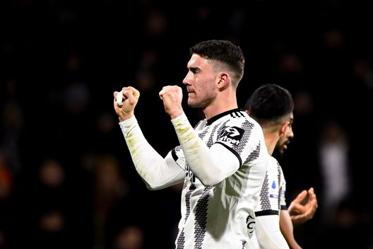 SALERNO, ITALY - FEBRUARY 07: Dusan Vlahovic of Juventus celebrates after scoring his team's first goal during the Serie A match between Salernitana and Juventus at Stadio Arechi on February 07, 2023 in Salerno, Italy. (Photo by Daniele Badolato - Juventus FC/Juventus FC via Getty Images) Vlahovic