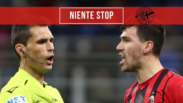 Alessio Romagnoli (difensore e capitano AC Milan) protesta con l'arbitro Matteo Marchetti per la direzione di gara di Milan-Udinese 1-1 (Serie A 2021-2022) | News (Getty Images) Milan-Udinese 1-1 Serie A 2021-2022