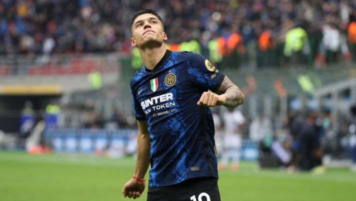 MILAN, ITALY - OCTOBER 31: Joaquin Correa of FC Internazionale celebrates after scoring his second goal to give the side a 2-0 lead after scoring to give the side a 2-0 lead during the Serie A match between FC Internazionale and Udinese Calcio at Stadio Giuseppe Meazza on October 31, 2021 in Milan, Italy. (Photo by Jonathan Moscrop/Getty Images) Gazzetta: “Novità nella formazione dell’Inter! Correa in pole, la scelta su Dumfries e Perisic” - immagine 1