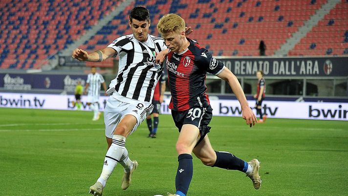 BOLOGNA, ITALY - MAY 23: Jerdy Schouten of Bologna FC (R) competes the ball with Alvaro Morata of Juventus (L) during the Serie A match between Bologna FC and Juventus at Stadio Renato Dall'Ara on May 23, 2021 in Bologna, Italy. (Photo by Mario Carlini / Iguana Press/Getty Images) BOLOGNA, ITALY - MAY 23: Jerdy Schouten of Bologna FC (R) competes the ball with Alvaro Morata of Juventus (L) during the Serie A match between Bologna FC and Juventus at Stadio Renato Dall'Ara on May 23, 2021 in Bologna, Italy. (Photo by Mario Carlini / Iguana Press/Getty Images)