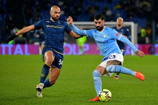ROME, ITALY - JANUARY 29: Elseid Hysaj of SS Lazio compete for the ball with Sofyan Ambrabat of ACF Fiorentina during the Serie A match between SS Lazio and ACF Fiorentina at Stadio Olimpico on January 29, 2023 in Rome, Italy. (Photo by Marco Rosi - SS Lazio/Getty Images) Amrabat fa i capricci: da risorsa a separato in casa? Gli strascichi- immagine 2