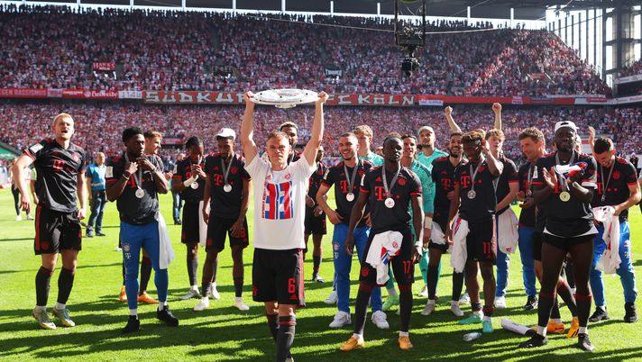 COLOGNE, GERMANY - MAY 27: Joshua Kimmich of FC Bayern Munich celebrates with the Bundesliga Meisterschale trophy after the team's victory in the Bundesliga match between 1. FC Köln and FC Bayern München at RheinEnergieStadion on May 27, 2023 in Cologne, Germany. (Photo by Alexander Hassenstein/Getty Images) Harakiri Klassiker: Bundesliga in mano al Borussia, ma alla fine vince sempre il Bayern! - immagine 1