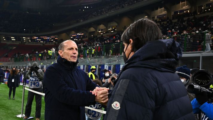 MILAN, ITALY - JANUARY 12: Head coach of FC Internazionale Simone Inzaghi shakes hand with head coach of Juventus Massimiliano Allegri before the italian SuperCup match between FC Internazionale and Juventus at Stadio Giuseppe Meazza on January 12, 2022 in Milan, Italy. (Photo by Mattia Ozbot - Inter/Inter via Getty Images) TACKLE DURO – Il derby dei media su chi fallirà tra Inzaghi e Allegri - immagine 1