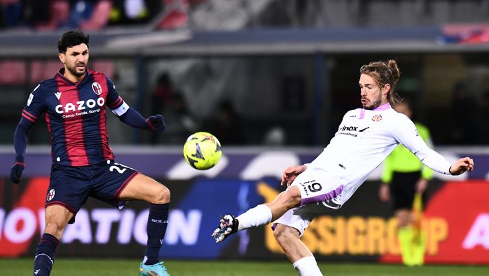 BOLOGNA, ITALY - JANUARY 23: Roberto Soriano of Bologna FC battles for possession with Michele Castagnetti of US Cremonese during the Serie A match between Bologna FC and US Cremonese at Stadio Renato Dall'Ara on January 23, 2023 in Bologna, Italy. (Photo by Alessandro Sabattini/Getty Images) Ferguson: “Dispiace per le tante occasioni sprecate. Ora testa allo Spezia” - immagine 1