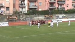 Tutti sulla linea di porta: ma la punizione finisce in rete!