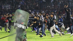 VIDEO Indonesia, strage allo stadio: scontri dopo una partita, oltre 180 morti
