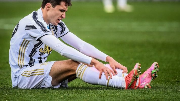 Juventus' Italian forward Federico Chiesa reacts after being tackled during the Italian Serie A football match Atalanta Bergamo vs Juventus Turin on April 18, 2021 at the Atleti Azzurri d'Italia stadium in Bergamo. (Photo by Marco BERTORELLO / AFP) (Photo by MARCO BERTORELLO/AFP via Getty Images) Juve, nessun caso Chiesa: è fuori per un problema fisico, va in panchina - immagine 1