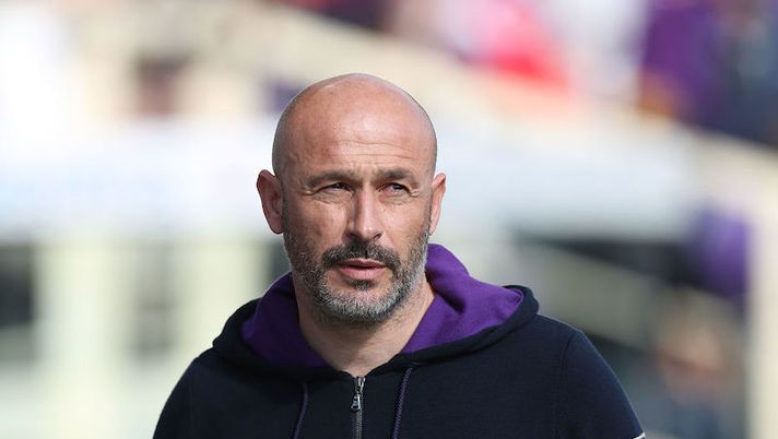 FLORENCE, ITALY - FEBRUARY 20: Vincenzo Italiano manager of AFC Fiorentina looks on during the Serie A match between ACF Fiorentina and Atalanta BC at Stadio Artemio Franchi on February 20, 2022 in Florence, Italy. (Photo by Gabriele Maltinti/Getty Images) Italiano spiega perché Zurkowski non gioca mai: “Non ha fatto più di 10 allenamenti” - immagine 1