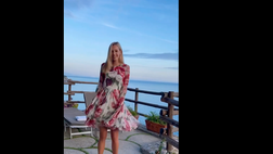 VIDEO / Vicky Varga si diverte con gli outfit dell’estate: “Voi quale preferite?”