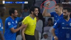 Emirati, l’arbitro sembra un difensore: scivola, contrasta, da 12′ giocatore in campo…