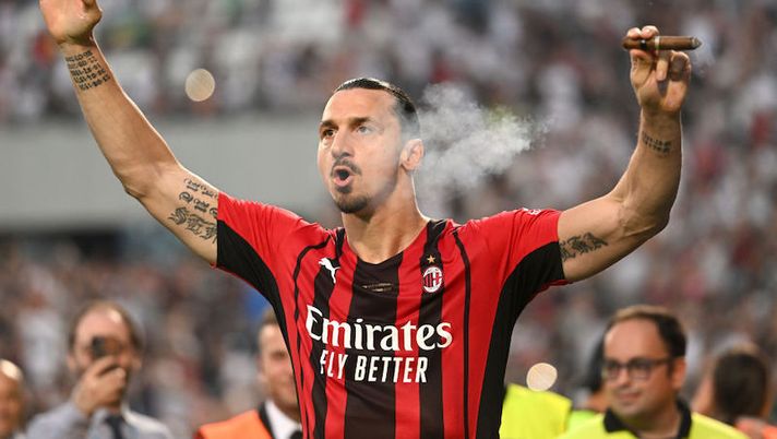 REGGIO NELL'EMILIA, ITALY - MAY 22: Zlatan Ibrahimovic of AC Milan celebrates with a cigar after their side finished the season as Serie A champions during the Serie A match between US Sassuolo and AC Milan at Mapei Stadium - Citta' del Tricolore on May 22, 2022 in Reggio nell'Emilia, Italy. (Photo by Chris Ricco/Getty Images) Ibra: “Leao il nostro futuro! Tomori un mostro, Giroud ha spaccato tutto e Theo non ha limiti” - immagine 1