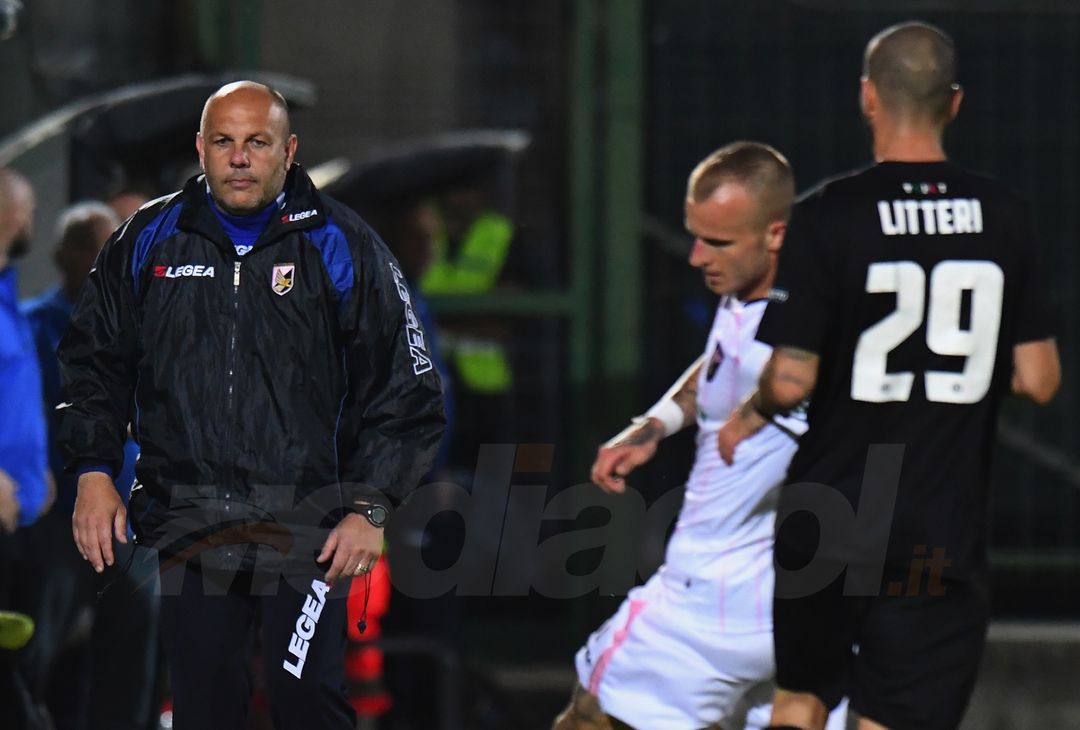  VENICE, ITALY - APRIL 27:  Bruno Tedino head coach of US Citta di Palermo looks on during the serie B match between Venezia FC and US Citta di Palermo at Stadio Pier Luigi Penzo on April 27, 2018 in Venice, Italy.  (Photo by Alessandro Sabattini/Getty Images) 