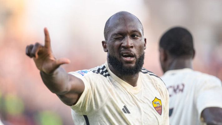 CAGLIARI, ITALY - OCTOBER 08: Romelu Lukaku of AS Roma celebrates after scored the second goal for his team during the Serie A TIM match between Cagliari Calcio and AS Roma at Sardegna Arena on October 08, 2023 in Cagliari, Italy. (Photo by Fabio Rossi/AS Roma via Getty Images) Voti fantacalcio: Lukaku come Paredes, Spinazzola più di Nandez e Aouar - immagine 1