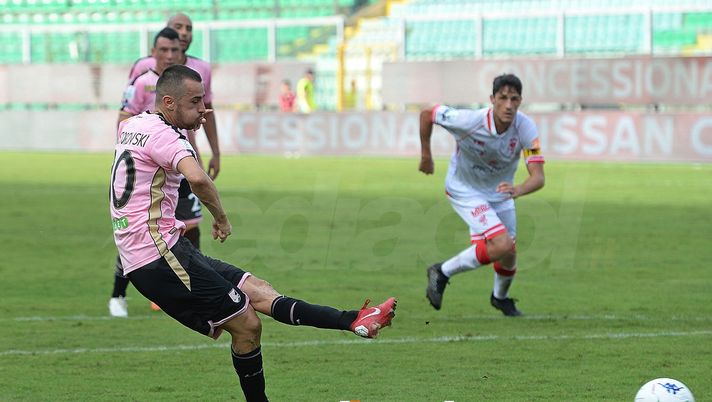 PALERMO, ITALY - SEPTEMBER 22: Ilija Nestorovski of Palermo scores a penalty (4-0) during the Serie B match between Palermo and Perugia at Stadio Renzo Barbera on September 22, 2018 in Palermo, Italy. (Photo by Tullio M. Puglia/Getty Images) PALERMO, ITALY - SEPTEMBER 22: Ilija Nestorovski of Palermo scores a penalty (4-0) during the Serie B match between Palermo and Perugia at Stadio Renzo Barbera on September 22, 2018 in Palermo, Italy. (Photo by Tullio M. Puglia/Getty Images)