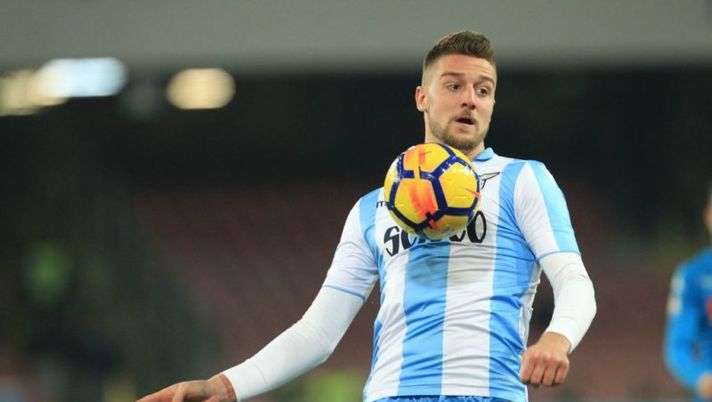 Lazio's Serbian midfielder Sergej Milinkovic-Savic controls the ball during the Italian Serie A football match Napoli versus Lazio on February 10, 2018 at San Paolo stadium in Naples. / AFP PHOTO / CARLO HERMANN (Photo credit should read CARLO HERMANN/AFP/Getty Images) Milinkovic, la pagella Gazzetta è un inferno: “Da 4 pieno: c’è in campo? Assente per lunghi tratti” - immagine 1