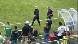 Video De Laurentiis in campo furente col guardalinee: troppi falli sui calciatori del Napoli