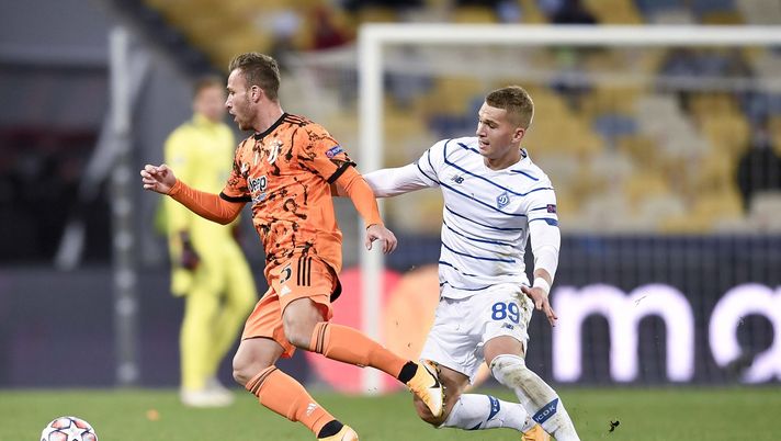 KYIV, UKRAINE - OCTOBER 20: Arthur Melo of Juventus competes for the ball with Vladyslav Supryaga of Dynamo Kyiv during the UEFA Champions League Group G stage match between Dynamo Kyiv and Juventus at NSC Olimpiyskiy Stadium on October 20, 2020 in Kyiv, Ukraine. (Photo by Daniele Badolato - Juventus FC/Juventus FC via Getty Images) KYIV, UKRAINE - OCTOBER 20: Arthur Melo of Juventus competes for the ball with Vladyslav Supryaga of Dynamo Kyiv during the UEFA Champions League Group G stage match between Dynamo Kyiv and Juventus at NSC Olimpiyskiy Stadium on October 20, 2020 in Kyiv, Ukraine. (Photo by Daniele Badolato - Juventus FC/Juventus FC via Getty Images)