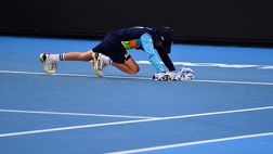 Tennis, raccattapalle inciampa e si schianta sul muro