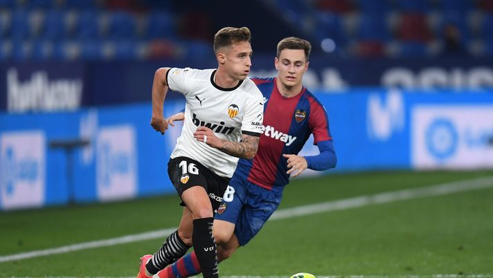 VALENCIA, SPAIN - MARCH 12: Daniel Wass of Valencia holds off Jorge De Frutos of Levante during the La Liga Santander match between Levante UD and Valencia CF at Ciutat de Valencia Stadium on March 12, 2021 in Valencia, Spain. Sporting stadiums around Spain remain under strict restrictions due to the Coronavirus Pandemic as Government social distancing laws prohibit fans inside venues resulting in games being played behind closed doors. (Photo by Alex Caparros/Getty Images) VALENCIA, SPAIN - MARCH 12: Daniel Wass of Valencia holds off Jorge De Frutos of Levante during the La Liga Santander match between Levante UD and Valencia CF at Ciutat de Valencia Stadium on March 12, 2021 in Valencia, Spain. Sporting stadiums around Spain remain under strict restrictions due to the Coronavirus Pandemic as Government social distancing laws prohibit fans inside venues resulting in games being played behind closed doors. (Photo by Alex Caparros/Getty Images)