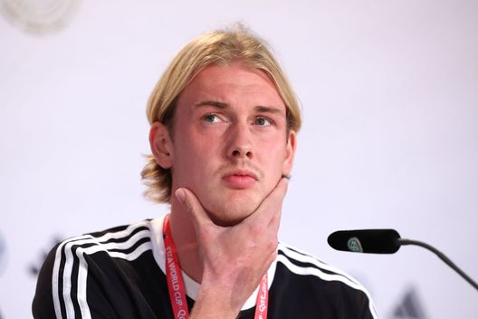 AL RUWAIS, QATAR - NOVEMBER 25: Julian Brandt of Germany looks on during the Germany press conference at DFB Media Centre Al Shamal Stadium on November 25, 2022 in Al Ruwais, Qatar. (Photo by Alexander Hassenstein/Getty Images) Germania, Brandt: “Siamo nella me***a”. Non ha tutti i torti… due vittorie potrebbero non bastare - immagine 1