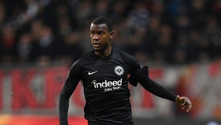 FRANKFURT AM MAIN, GERMANY - FEBRUARY 20: Evan N'Dicka of Frankfurt controls the ball during the UEFA Europa League round of 32 first leg match between Eintracht Frankfurt and FC Red Bull Salzburg at Commerzbank Arena on February 20, 2020 in Frankfurt am Main, Germany. (Photo by Matthias Hangst/Bongarts/Getty Images) 
