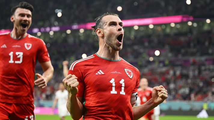 DOHA, QATAR - NOVEMBER 21: Gareth Bale of Wales celebrates after scoring their team's first goal via a penalty past Matt Turner of United States during the FIFA World Cup Qatar 2022 Group B match between USA and Wales at Ahmad Bin Ali Stadium on November 21, 2022 in Doha, Qatar. (Photo by Clive Mason/Getty Images) Mondiali Qatar, Usa-Galles termina 1 a 1: Bale torna al goal in Nazionale - immagine 1