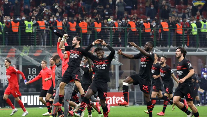 MILAN, ITALY - OCTOBER 16: Davide Calabria, Rafael Leao, Fikayo Tomori, Zlatan Ibrahimovic (obscured), Olivier Giroud and Sandro Tonali of AC Milan celebrate with fans after their sides victory in the Serie A match between AC Milan and Hellas Verona FC at Stadio Giuseppe Meazza on October 16, 2021 in Milan, Italy. (Photo by Marco Luzzani/Getty Images) MILAN, ITALY - OCTOBER 16: Davide Calabria, Rafael Leao, Fikayo Tomori, Zlatan Ibrahimovic (obscured), Olivier Giroud and Sandro Tonali of AC Milan celebrate with fans after their sides victory in the Serie A match between AC Milan and Hellas Verona FC at Stadio Giuseppe Meazza on October 16, 2021 in Milan, Italy. (Photo by Marco Luzzani/Getty Images)