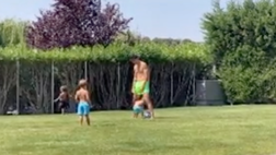 VIDEO / Morata super papà, in campo con i suoi figli