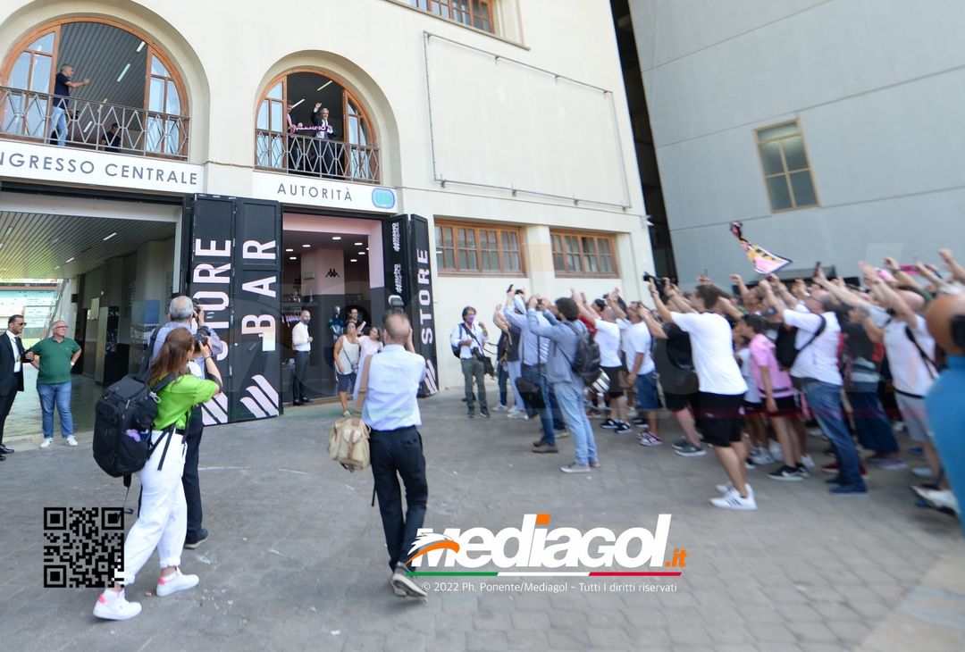 FOTO PALERMO AL CITY GROUP: MIRRI, SORIANO E L’ABBRACCIO DEI TIFOSI (GALLERY) - immagine 6