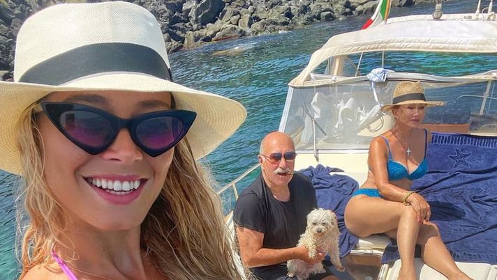 Diletta Leotta in Sicilia con mamma e papà. Il bikini della conduttrice è da urlo  Diletta Leotta in Sicilia con mamma e papà. Il bikini della conduttrice è da urlo