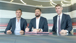 VIDEO Milan, tanti autografi e selfie: il primo giorno in rossonero per Giroud