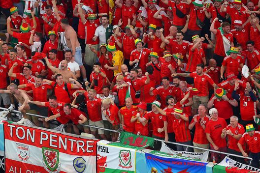 DOHA, QATAR - NOVEMBER 21: Wales fans react after the 1-1 draw during the FIFA World Cup Qatar 2022 Group B match between USA and Wales at Ahmad Bin Ali Stadium on November 21, 2022 in Doha, Qatar. (Photo by Elsa/Getty Images) Qatar 2022, la ex calciatrice McAllister: “Nonostante le belle parole si confiscano cappelli arcobaleno” - immagine 1