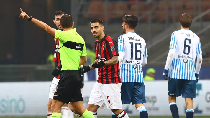 Jesús Suso espulso da Rosario Abisso in Milan-Spal 2-1 (credits: GETTY Images)
