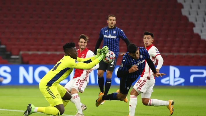 AMSTERDAM, NETHERLANDS - DECEMBER 09: Andre Onana of Ajax makes a save from a header from Cristian Romero of Atalanta B.C. during the UEFA Champions League Group D stage match between Ajax Amsterdam and Atalanta BC at Johan Cruijff Arena on December 09, 2020 in Amsterdam, Netherlands. Sporting stadiums around Natherlands remain under strict restrictions due to the Coronavirus Pandemic as Government social distancing laws prohibit fans inside venues resulting in games being played behind closed doors. (Photo by Dean Mouhtaropoulos/Getty Images) Dualismi storici in porta? L’Inter dovrebbe sapere come si fa, ma non è mai semplice…- immagine 2