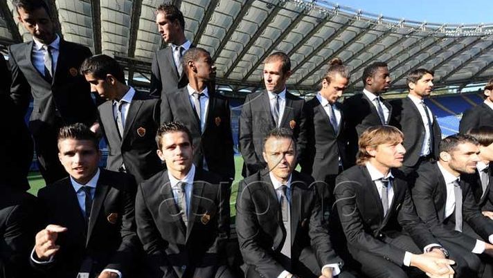 Curiosità: Luis Enrique accanto a Heinze nella foto ufficiale (FOTO) - immagine 1