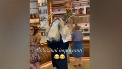 VIDEO/ Ilary Blasi, colazione al bar. Il look è originale…