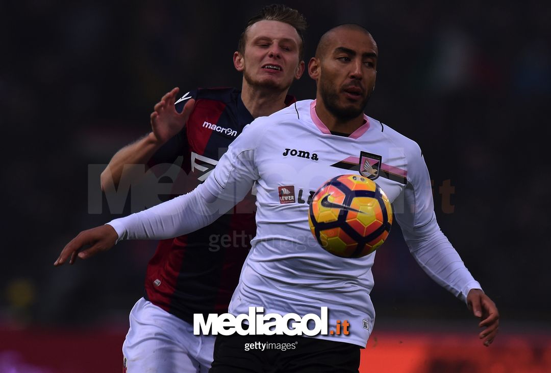  BOLOGNA, ITALY - NOVEMBER 20: Haitam Aleesami (R), of Palermo, holds off the challenge from Ladislav Krejci, of Bologna, in action during the Serie A match between Bologna FC and US Citta di Palermo at Stadio Renato Dall'Ara on November 20, 2016 in Bologna, Italy.  (Photo by Tullio M. Puglia/Getty Images) 