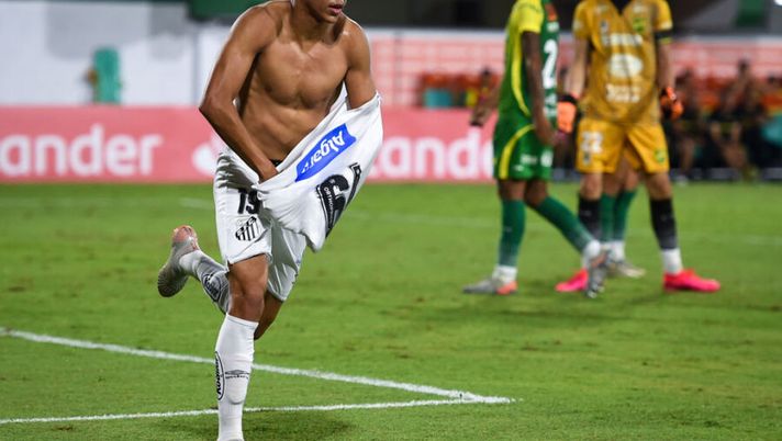 BUENOS AIRES, ARGENTINA - MARCH 03: Kaio Jorge of Santos celebrates after scoring the second goal of his team during a Group G match between Defensa y Justicia and Santos as part of Copa CONMEBOL Libertadores 2020 at Estadio Norberto Tomaghello on March 3, 2020 in Buenos Aires, Argentina. (Photo by Marcelo Endelli/Getty Images) Adani: “L’Inter deve puntare su Kaio Jorge, mi ricorda Gabriel Jesus” - immagine 1