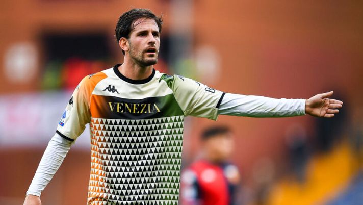 GENOA, ITALY - OCTOBER 31: Mattia Aramu of Venezia looks on during the Serie A match between Genoa CFC and Venezia FC at Stadio Luigi Ferraris on October 31, 2021 in Genoa, Italy. (Photo by Getty Images) Zanetti: “Aramu in dubbio, ecco il motivo: ora dovrà stringere i denti! Caldara e Nsame…” - immagine 1